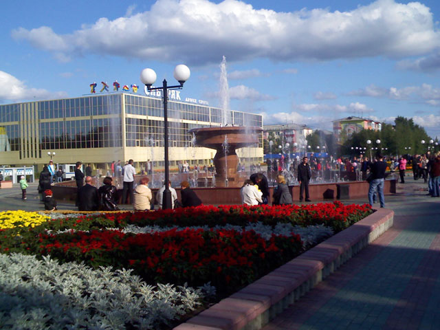 Нефтеюганск - фонтан на Центральной площади