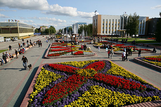 Нефтеюганск - фонтан на Центральной площади, 2008г.
