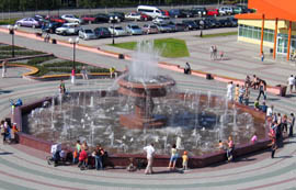 Нефтеюганск - фонтан на Центральной площади, 15 июля 2008г. общий план