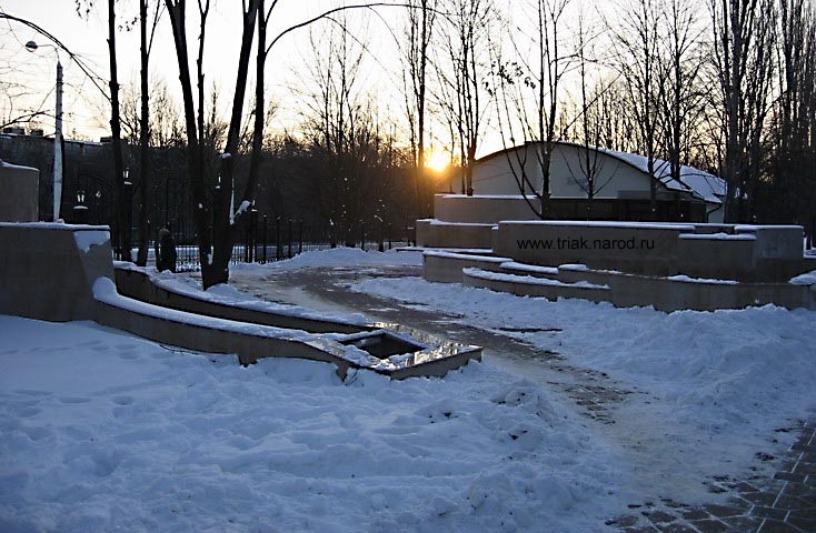 [фонтан в снегу, парк им.г. Плевен, Ростов-на-Дону, январь 2006 г.]