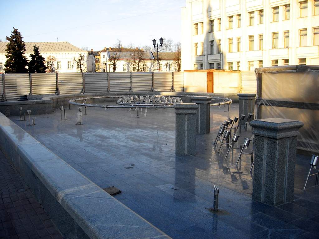 Ярославль - фонтан перед администрацией - после облицовки гранитом. Сентябрь 2008г.