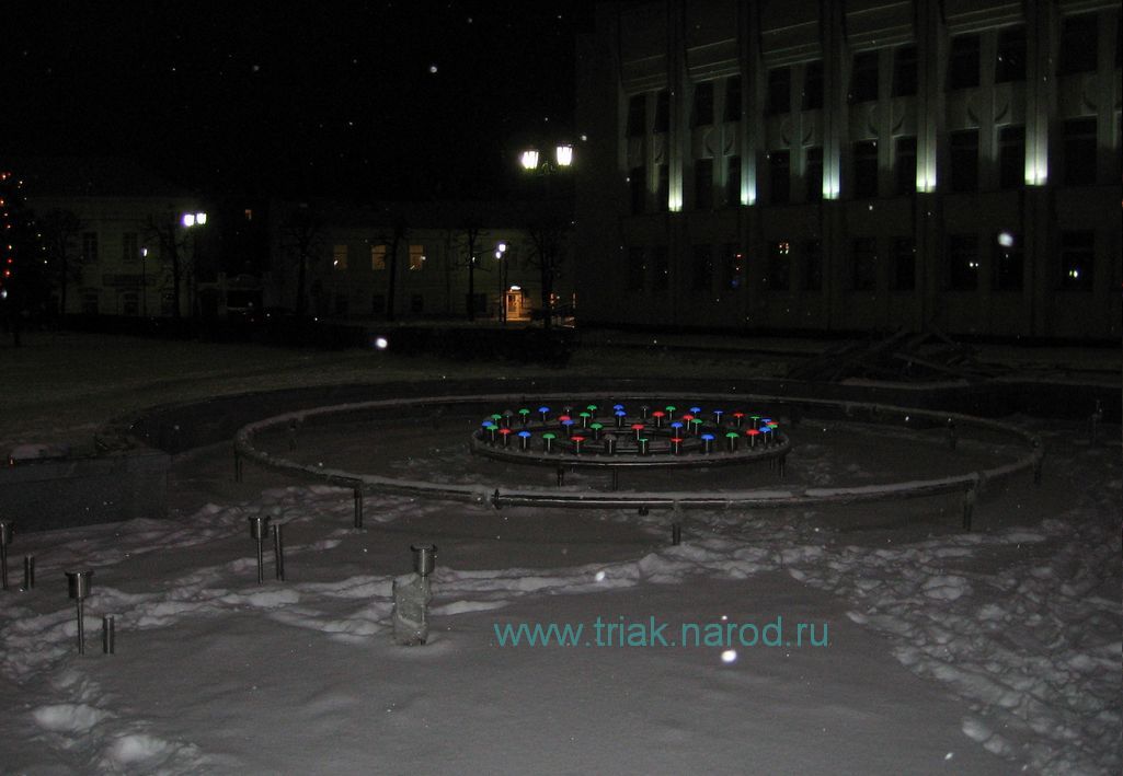 фонтан светится под снегом. Ярославль, декабрь 2008г.