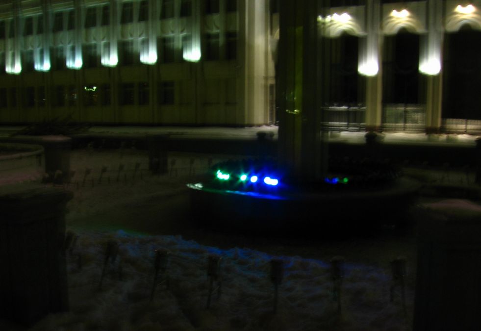 фонтан светится под снегом. Ярославль, декабрь 2008г.